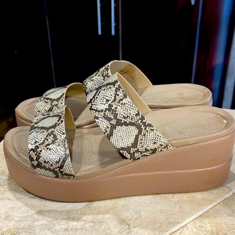 Womens Crocs Brooklyn Mid Wedge Snake Skin Print size 8